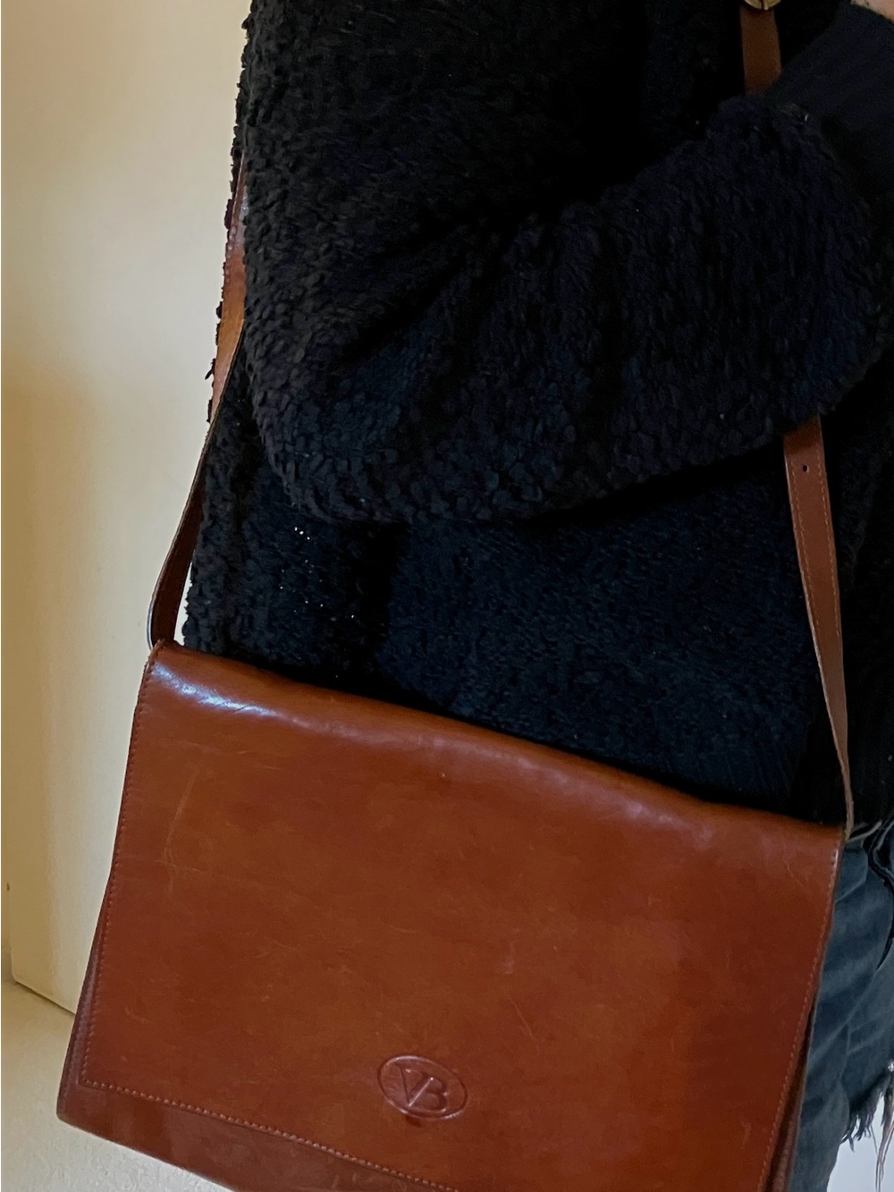 Classic Tan Leather Shoulder Bag with Adjustable Strap